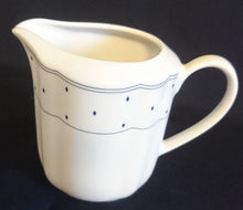 Lade das Bild in den Galerie-Viewer, MILCHKÄNNCHEN "Ingres Weiss" - Porzellan, Geometrisches Karo Punkte Tupfen Linien Gewölbter Relief Rand Motiv Dekor (BC)