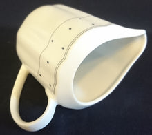 Lade das Bild in den Galerie-Viewer, MILCHKÄNNCHEN "Ingres Weiss" - Porzellan, Geometrisches Karo Punkte Tupfen Linien Gewölbter Relief Rand Motiv Dekor (BC)