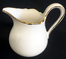 Lade das Bild in den Galerie-Viewer, 3er Set MILCHKÄNNCHEN & ZUCKERDOSE MIT DECKEL "Ingres Weiss" - Porzellan, Goldrand Linien Blatt Blätter Rosenblüte Relief Form Motiv Dekor