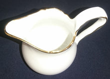 Lade das Bild in den Galerie-Viewer, MILCHKÄNNCHEN "Ingres Weiss" - Porzellan, Goldrand Linien Relief Form Motiv Dekor