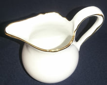 Lade das Bild in den Galerie-Viewer, 3er Set MILCHKÄNNCHEN & ZUCKERDOSE MIT DECKEL "Ingres Weiss" - Porzellan, Goldrand Linien Blatt Blätter Rosenblüte Relief Form Motiv Dekor