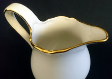 Lade das Bild in den Galerie-Viewer, 5er Set KAFFEEKANNE MIT DECKEL & MILCHKÄNNCHEN & ZUCKERDOSE MIT DECKEL "Ingres Weiss" - Porzellan, Goldrand Linien Blatt Blätter Rosenblüte Relief Form Motiv Dekor