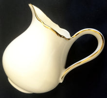 Lade das Bild in den Galerie-Viewer, 3er Set MILCHKÄNNCHEN & ZUCKERDOSE MIT DECKEL "Ingres Weiss" - Porzellan, Goldrand Linien Blatt Blätter Rosenblüte Relief Form Motiv Dekor