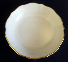 Lade das Bild in den Galerie-Viewer, SALATSCHALE "Ingres Weiss" - Porzellan, Gewölbter Relief Goldrand Dekor