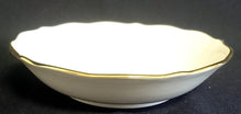 Lade das Bild in den Galerie-Viewer, 2er Set SALATSCHALEN "Ingres Weiss" - Porzellan, Gewölbter Relief Goldrand Dekor
