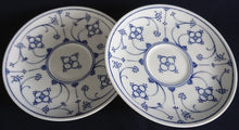 Lade das Bild in den Galerie-Viewer, 2er Set UNTERTASSEN "Ingres Weiss" - Porzellan, Indisch Blau Strohblume Motiv Dekor (Schwarzer Markenstempel)