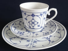 Lade das Bild in den Galerie-Viewer, KAFFEETASSE "Ingres Weiss" - Porzellan, Indisch Blau Strohblume Motiv Dekor (Schwarzer Markenstempel)