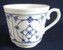 Lade das Bild in den Galerie-Viewer, 2er Set KAFFEETASSEN "Ingres Weiss" - Porzellan, Indisch Blau Strohblume Motiv Dekor (Schwarzer Markenstempel)