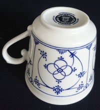 Lade das Bild in den Galerie-Viewer, 2er Set KAFFEETASSEN "Ingres Weiss" - Porzellan, Indisch Blau Strohblume Motiv Dekor (Schwarzer Markenstempel)
