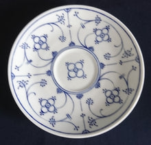 Lade das Bild in den Galerie-Viewer, 2er Set UNTERTASSEN "Ingres Weiss" - Porzellan, Indisch Blau Strohblume Motiv Dekor (Schwarzer Markenstempel)