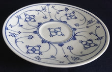 Lade das Bild in den Galerie-Viewer, 2er KAFFEEGEDECK "Ingres Weiss" - Porzellan, Indisch Blau Strohblume Motiv Dekor (Schwarzer Markenstempel)