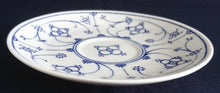 Lade das Bild in den Galerie-Viewer, UNTERTASSE "Ingres Weiss" - Porzellan, Indisch Blau Strohblume Motiv Dekor (Schwarzer Markenstempel)