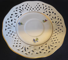 Lade das Bild in den Galerie-Viewer, UNTERTASSE "Ingres Weiss" - Porzellan Durchbrochen, Blumen Goldrandlinien Dekor