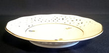 Lade das Bild in den Galerie-Viewer, UNTERTASSE "Ingres Weiss" - Porzellan Durchbrochen, Blumen Goldrandlinien Dekor