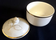 Lade das Bild in den Galerie-Viewer, 3er Set MILCHKÄNNCHEN & ZUCKERDOSE MIT DECKEL "Ingres Weiss" - Porzellan, Goldrand Linien Blatt Blätter Rosenblüte Relief Form Motiv Dekor