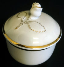 Lade das Bild in den Galerie-Viewer, ZUCKERDOSE MIT DECKEL "Ingres Weiss" - Porzellan, Goldrand Linien Blatt Blätter Rosenblüte Relief Form Motiv Dekor