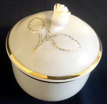 Lade das Bild in den Galerie-Viewer, ZUCKERDOSE MIT DECKEL "Ingres Weiss" - Porzellan, Goldrand Linien Blatt Blätter Rosenblüte Relief Form Motiv Dekor