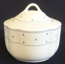 Lade das Bild in den Galerie-Viewer, ZUCKERDOSE MIT DECKEL - Porzellan, Geometrisches Karo Punkte Tupfen Linien Gewölbter Relief Rand Motiv Dekor (BC)