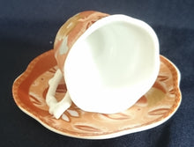 Lade das Bild in den Galerie-Viewer, 2er Set 2er ESPRESSOGEDECKE - Porzellan, Perlmutt Effekt Abstrakt Flora Fauna Pflanzen Motiv Gewölbte Form Dekor