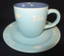 Lade das Bild in den Galerie-Viewer, 4er Set TEEGEDECKE - Keramik / Steingut, 2färbiges Teekannen Motiv Tea Aufschrift Dekor