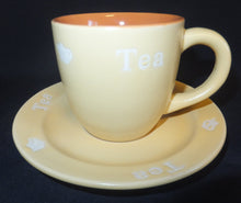 Lade das Bild in den Galerie-Viewer, 2er TEEGEDECK - Keramik / Steingut, Gelb Orange, 2färbiges Teekannen Motiv Tea Aufschrift Dekor