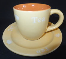 Lade das Bild in den Galerie-Viewer, 4er Set TEEGEDECKE - Keramik / Steingut, 2färbiges Teekannen Motiv Tea Aufschrift Dekor