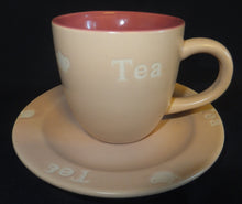 Lade das Bild in den Galerie-Viewer, 2er TEEGEDECK - Keramik / Steingut, Rosa Pink, 2färbiges Teekannen Motiv Tea Aufschrift Dekor