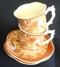 Lade das Bild in den Galerie-Viewer, UNTERTASSE - Porzellan, Perlmutt Effekt Abstrakt Flora Fauna Pflanzen Motiv Gewölbte Form Dekor