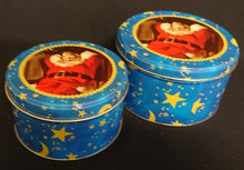 Lade das Bild in den Galerie-Viewer, GROßE GEBÄCKDOSE MIT DECKEL - Metall / Blech, Mond Sterne Weihnachtsmann Goldrand Motiv Dekor (G)