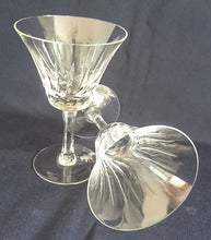 Lade das Bild in den Galerie-Viewer, GETRÄNKEGLAS - Kristallglas, Klar Symetrischer Linien Schliff Dekor