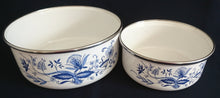 Lade das Bild in den Galerie-Viewer, 2er Set GROßE & KLEINE SCHÜSSEL - Metall / Emaile, Zwiebelmuster Motiv Silberrand Dekor