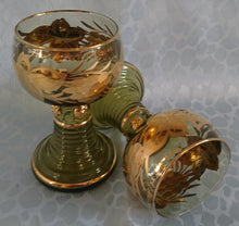 Lade das Bild in den Galerie-Viewer, 2er Set ANDENKEN RÖMERGLÄSER "Frankfurt am Main" - Press- / Hartglas, Trauben Blätter Goldklumpen Goldrand Aufschrift Dekor