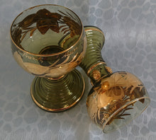 Lade das Bild in den Galerie-Viewer, 2er Set ANDENKEN RÖMERGLÄSER "Frankfurt am Main" - Press- / Hartglas, Trauben Blätter Goldklumpen Goldrand Aufschrift Dekor