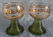 Lade das Bild in den Galerie-Viewer, 2er Set ANDENKEN RÖMERGLÄSER "Villach" - Press- / Hartglas, Blüten Schwert Goldrand Aufschrift Dekor