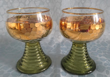 Lade das Bild in den Galerie-Viewer, 2er Set ANDENKEN RÖMERGLÄSER "Salzburg" - Press- / Hartglas, Geometrisches Hammerschlag Optik Aufschrift Dekor