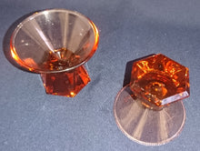 Lade das Bild in den Galerie-Viewer, 2er Set GETRÄNKEGLÄSER - Hartglas, Diamandförmiger Smaragd Standfuß Einfärbiges Schimmerndes Dekor