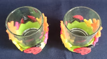 Lade das Bild in den Galerie-Viewer, 2er Set TEELICHTGLÄSER - Hartglas & Filz, Wiesenblumen Blüten Marienkäfer Motiv Dekor (G)