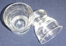 Lade das Bild in den Galerie-Viewer, 2er Set GETRÄNKEGLÄSER - Kristallglas, Geschliffener Blumen Pflanzen Dekor