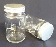 Lade das Bild in den Galerie-Viewer, KLEINES VORRATSDÖSCHEN MIT SCHRAUBDECKEL - Press- / Hartglas & Metall, Klassisch Design Form Dekor