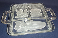 Lade das Bild in den Galerie-Viewer, SCHALENTABLETT MIT GRIFFEN (3 Kammer) - Hartglas, Blumen Obst Blätter Mattiertes Dekor