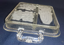 Lade das Bild in den Galerie-Viewer, SCHALENTABLETT MIT GRIFFEN (3 Kammer) - Hartglas, Blumen Obst Blätter Mattiertes Dekor