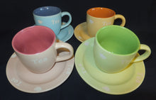 Lade das Bild in den Galerie-Viewer, 4er Set TEEGEDECKE - Keramik / Steingut, 2färbiges Teekannen Motiv Tea Aufschrift Dekor