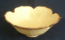 Lade das Bild in den Galerie-Viewer, BEILAGENSCHÜSSEL - Keramik / Steingut, Gesprenkeltes Linien Dekor