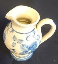 Lade das Bild in den Galerie-Viewer, APFELWEINKRUG BEMBEL - Keramik / Steingut, Aufschrift "4. Int. Wandertag 1986 WF Rauenberg" Blumen Blüten Dekor