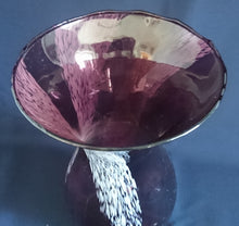 Lade das Bild in den Galerie-Viewer, BLUMENVASE - Press- / Hartglas, Schnee Gestöber Eis Wasserfall Motiv Dekor, Handarbeit / Handmade