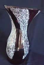 Lade das Bild in den Galerie-Viewer, BLUMENVASE - Press- / Hartglas, Schnee Gestöber Eis Wasserfall Motiv Dekor, Handarbeit / Handmade