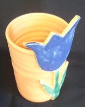 Lade das Bild in den Galerie-Viewer, BLUMENVASE - Keramik / Steingut, Tulpen Blumen Form Dekor, Handarbeit / Handbemalt