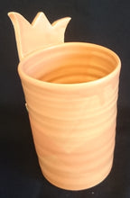 Lade das Bild in den Galerie-Viewer, BLUMENVASE - Keramik / Steingut, Tulpen Blumen Form Dekor, Handarbeit / Handbemalt