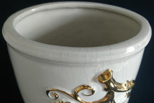 Lade das Bild in den Galerie-Viewer, BLUMENVASE - Keramik / Steingut, Trauben Obst Blätterzweige Gold Dekor