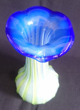 Lade das Bild in den Galerie-Viewer, BLUMENVASE - Press- / Hartglas, Modern Style, Abstrakte Pilzform Linien Streifen Dekor